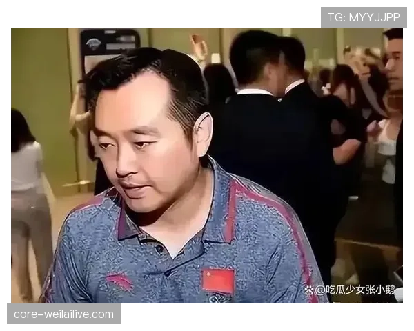 孔令辉背着普通帆布包在楼下买菜,那张领奖台表情和现在完全是两个人 孔令辉背着普通帆布包在楼下买菜,那张领奖台表情和现在完全是两个人